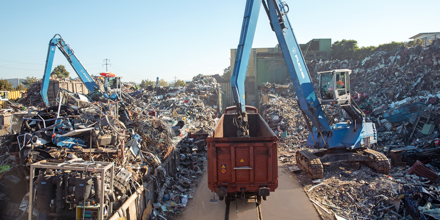 Bagger beladet Bahnwagen