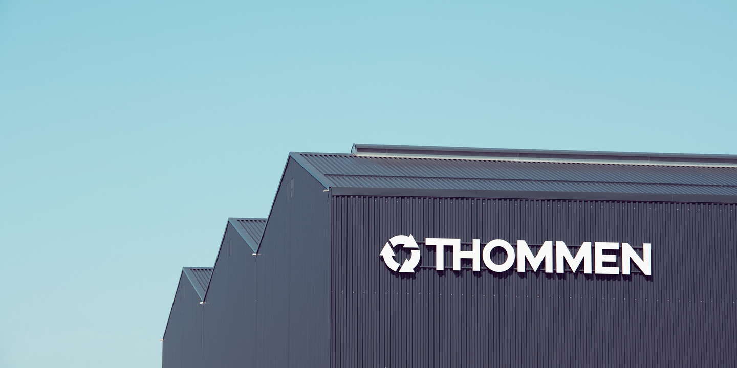 Thommenlogo Beschriftung auf Fassade